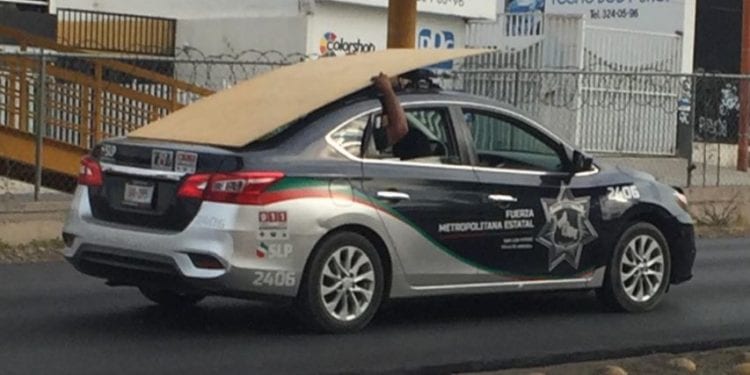 policías