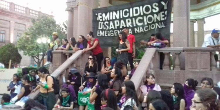 el hecho de ser mujer