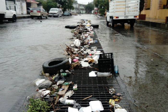 PC de Soledad insta a no tirar basura a la calle para evitar inundaciones