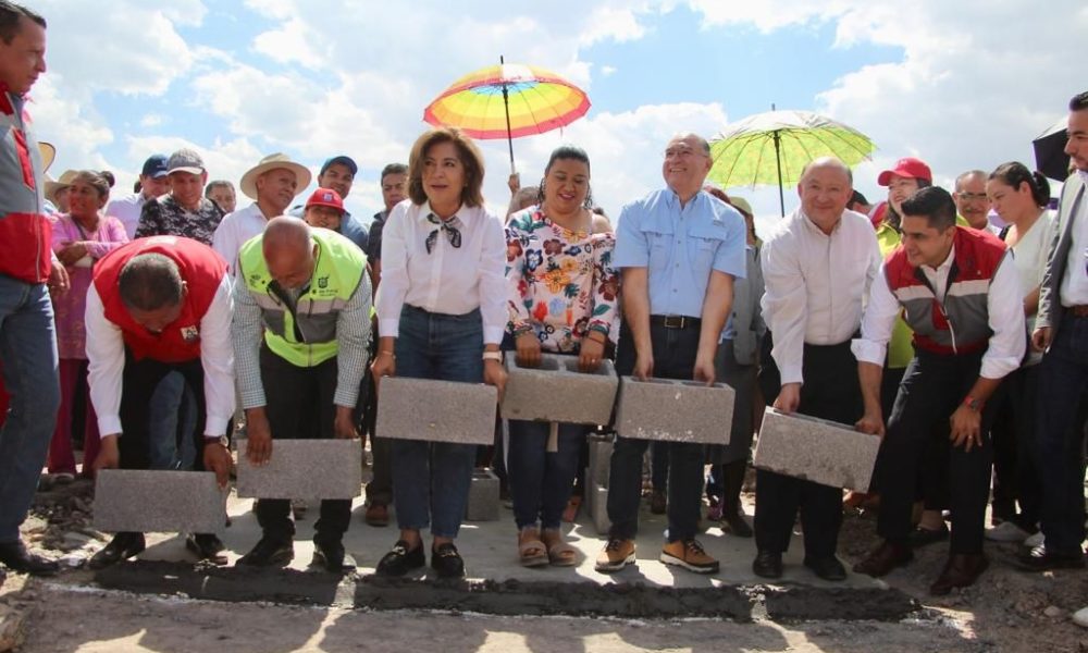 Enrique Galindo pone la primera piedra en el nuevo panteón delegacional de Pozos
