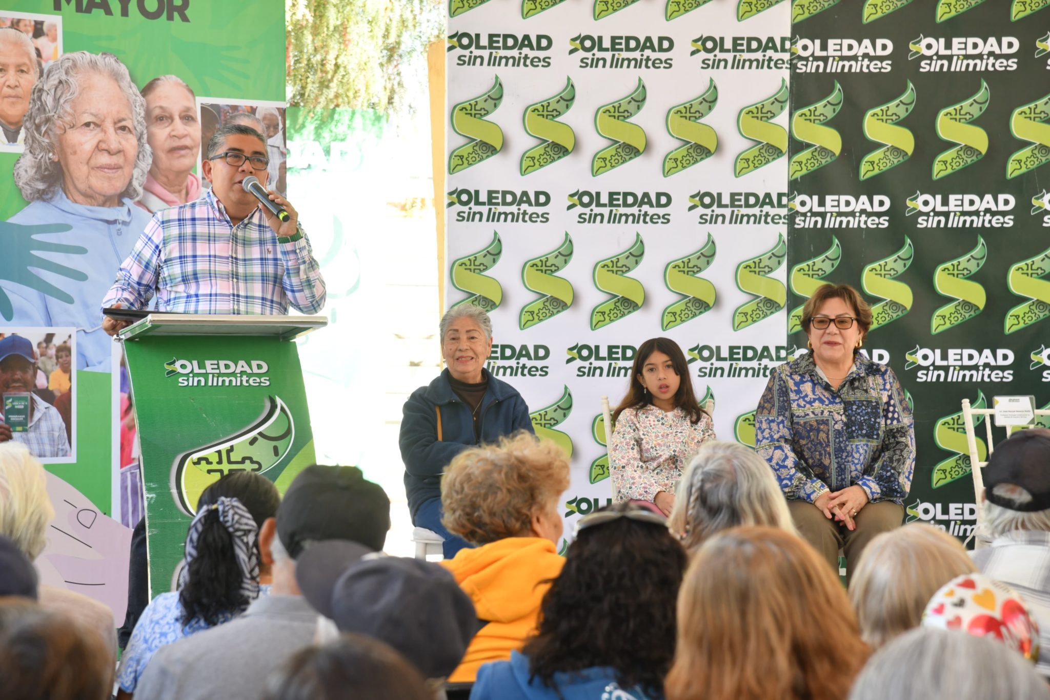 JUAN MANUEL NAVARRO ENTREGA APOYOS ECONÓMICOS A ADULTOS MAYORES EN LA COLONIA SAN ANTONIO