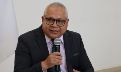 Jesús Juárez Hernández, titular de la SSPC del Estado, habla en conferencia con micrófono