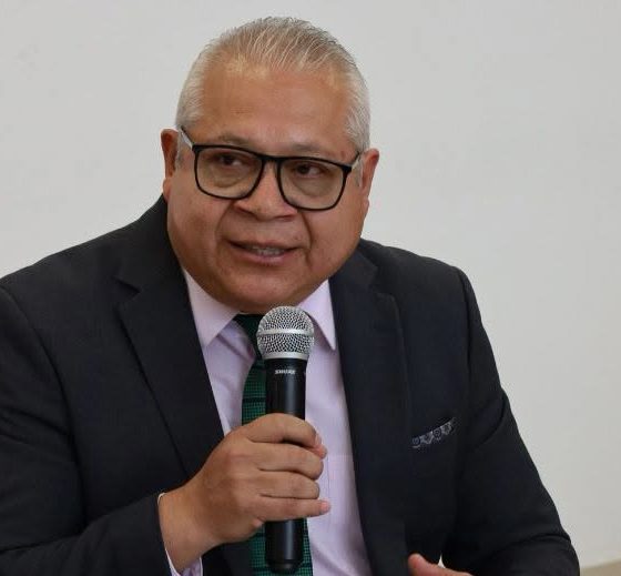 Jesús Juárez Hernández, titular de la SSPC del Estado, habla en conferencia con micrófono