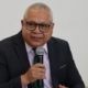 Jesús Juárez Hernández, titular de la SSPC del Estado, habla en conferencia con micrófono