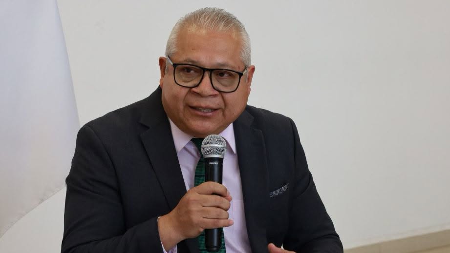 Jesús Juárez Hernández, titular de la SSPC del Estado, habla en conferencia con micrófono