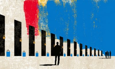 Ilustración de una hilera de puertas con el mismo candado viejo y una caja azul con una cerradura nueva sin abrir frente a cada una.